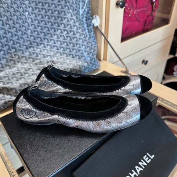 Chanel Silver/Black Embroidered Accent Ballet Flats Women's Size 38 - Picture 1 of 9